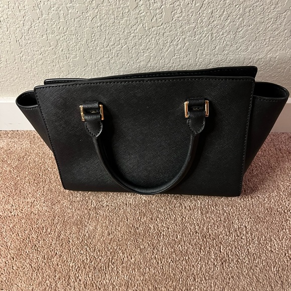 Michael Kors purse. Used once or twice - Picture 3 of 5